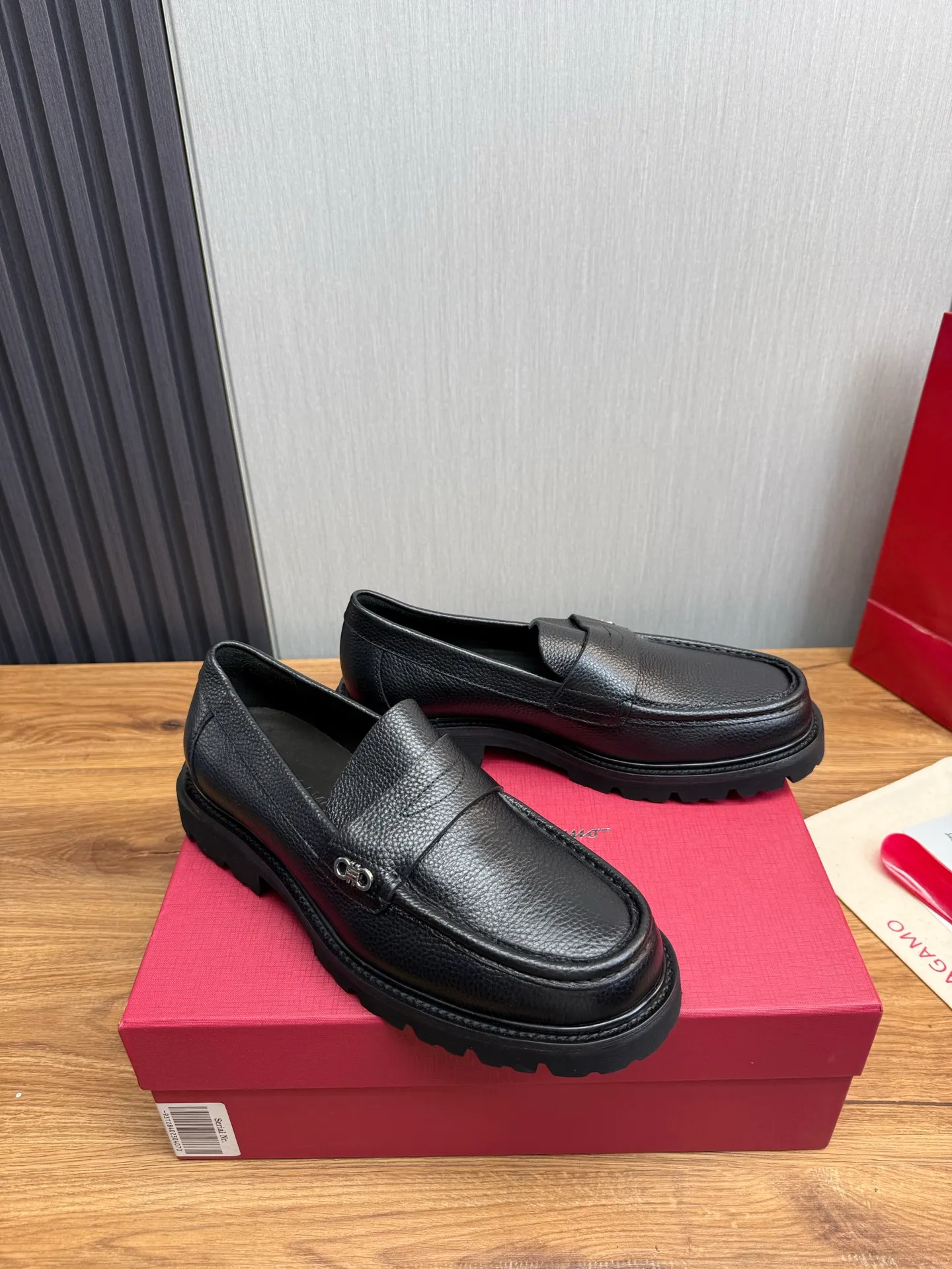 Men's shoes 💰880💰 Ferragamo. [Ferragamo] Men's Loaf leather shoes, the latest hot style, 1:1 original purchase quality, top quality, imported open-edge beaded cowhide leather on the upper, hand-made three-dimensional stitching highlights the round toe design, the inner foot pads are all imported cowhide, with original wear-resistant foam outsole, matching code 39-44, (38, 45 custom-made, non-refundable)